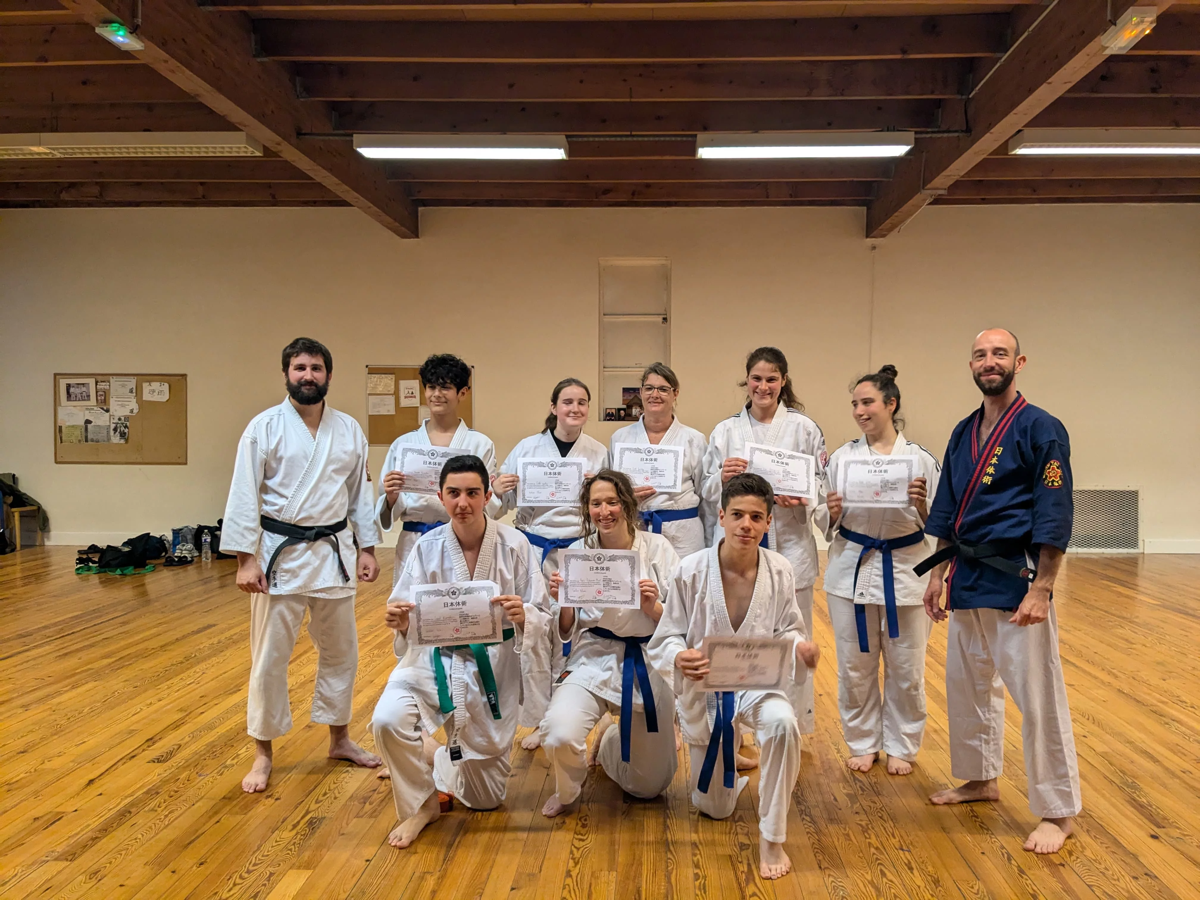 Le groupe du club réuni au dojo